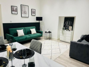 Group Friendly Apt Steps to Tube Station and Shops